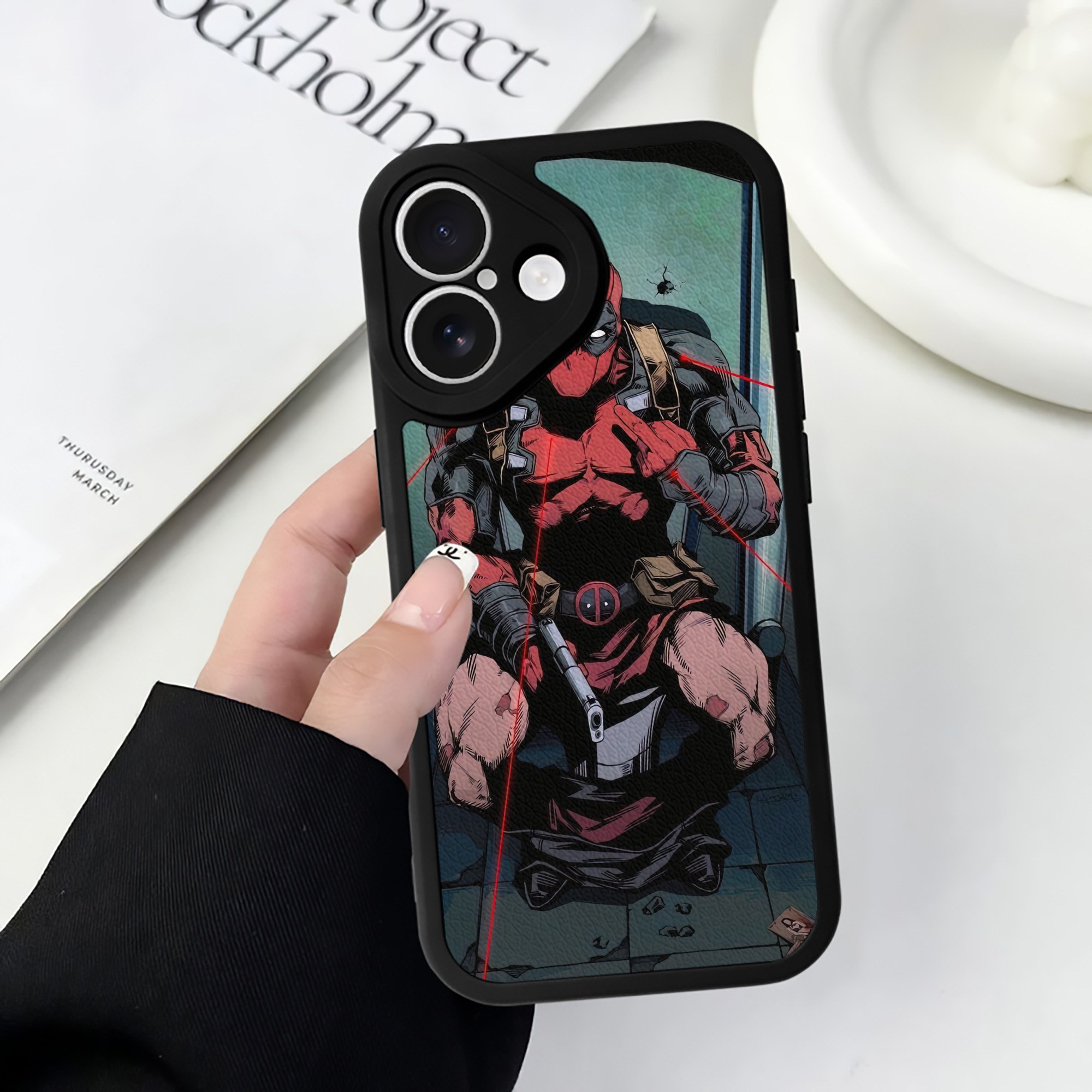 （画像用） Deadpool デッドプール 【iPhone 16シリーズ対応】シリコンスマホケース（レザー調） 材質：シリコン